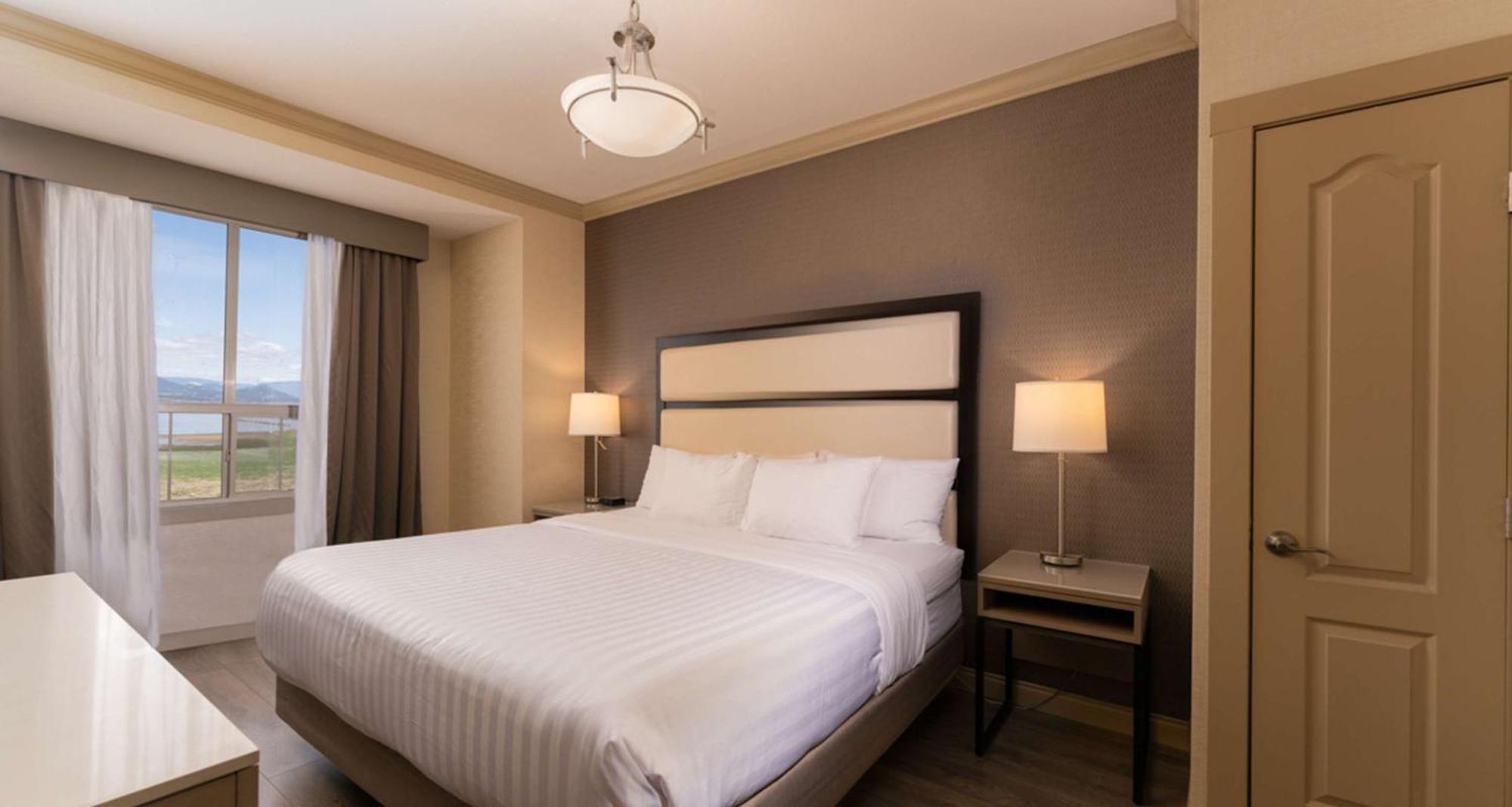 Prestige Harbourfront Resort, Worldhotels Luxury Salmon Arm Exterior photo